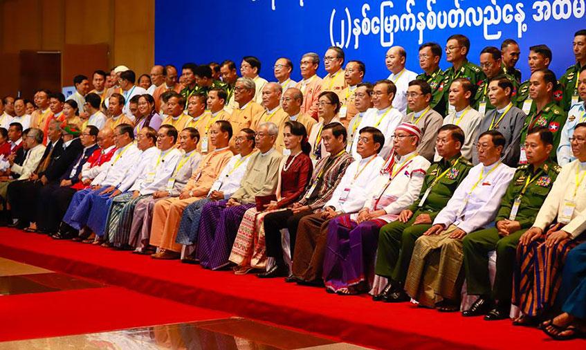 NCA စာချုပ် လက်မှတ်ရေးထိုးခြင်း နှစ်နှစ်ပြည့် နှစ်ပတ်လည်အခမ်းအနားတွင် အစိုးရ၊ လွှတ်တော်၊ တပ်မတော်နှင့် တိုင်းရင်းသား လက်နက်ကိုင် အဖွဲ့အစည်းများမှ ခေါင်းဆောင်များစုပေါင်း ဓာတ်ပုံရိုက်ကူးစဉ်