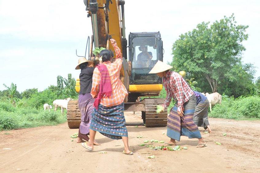 ကျောက်မီးသွေး စွမ်းအင်သုံး ဘိလပ်မြေစက်ရုံ စီမံကိန်းအတွက် လမ်းတိုးချဲ့မှုအပေါ် ကန့်ကွက်နေကြသည့် ဒေသခံတောင်သူများအား တွေ့ရစဉ်