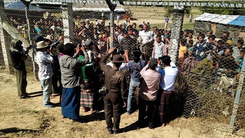 နယ်စပ်ခြံစည်းရိုးအပြင်ဘက်ရှိ နယ်စပ်မျဉ်းတွင်နေထိုင်သူများအား မီဒီယာအဖွဲ့များ သွားရောက်သတင်းရယူစဉ် (ဓာတ်ပုံ- IPRD Taungbro)