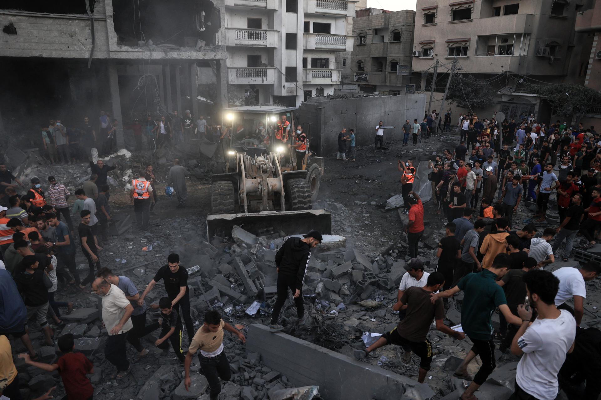 အောက်တိုဘာ ၁၅ ရက်က ဂါဇာကမ်းမြောင်ဒေသတွင် အစ္စရေး၏ လေကြောင်းတိုက်ခိုက်မှုများကြောင့် ပြိုကျခဲ့သည့် အပျက်အစီးများကို ရှင်းလင်းနေစဉ် (PHOTO-AFP)