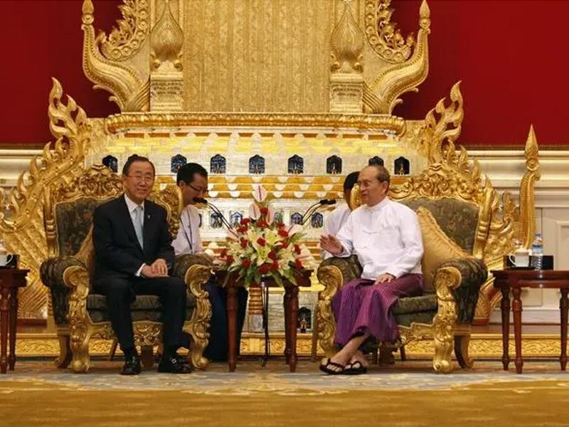၂၀၁၂ ခုနှစ် ဧပြီ ၃၀ ရက်က သမ္မတဦးသိန်းစိန်နှင့် ဘန်ကီမွန်းတို့ နေပြည်တော်၌ တွေ့ဆုံစဉ်
