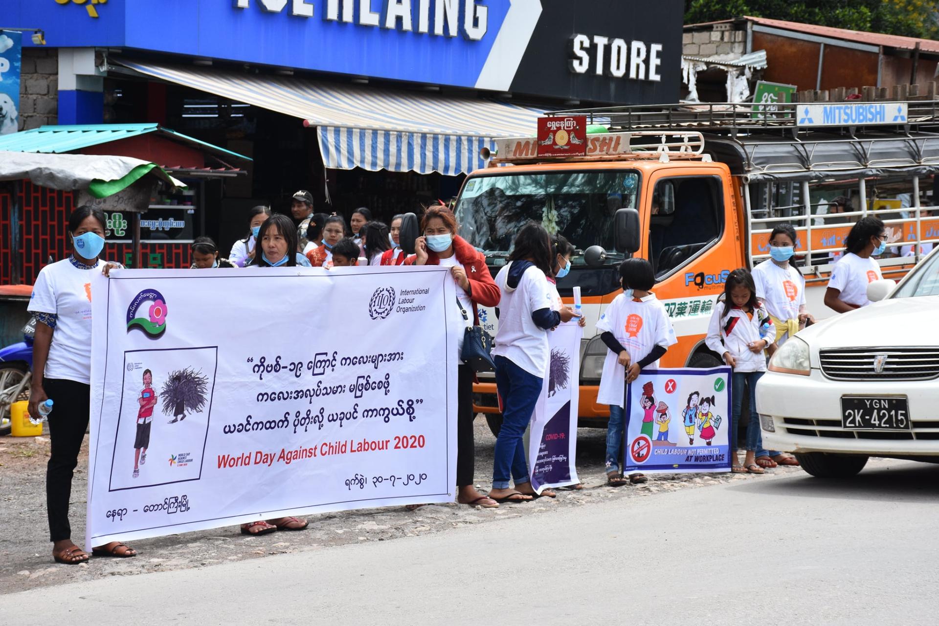 ကမ္ဘာ့ကလေးအလုပ်သမား ဆန့်ကျင်တိုက်ဖျက်ရေးနေ့ အသိပညာပေး ကမ်ပိန်းကို ကမ်းလက်မေတ္တာအဖွဲ့က ဦးဆောင်၍ တောင်ကြီးမြို့တွင် လွန်ခဲ့သော သုံးနှစ်ခန့်က ပြုလုပ်စဉ် (ဓာတ်ပုံ - စည်သာ)