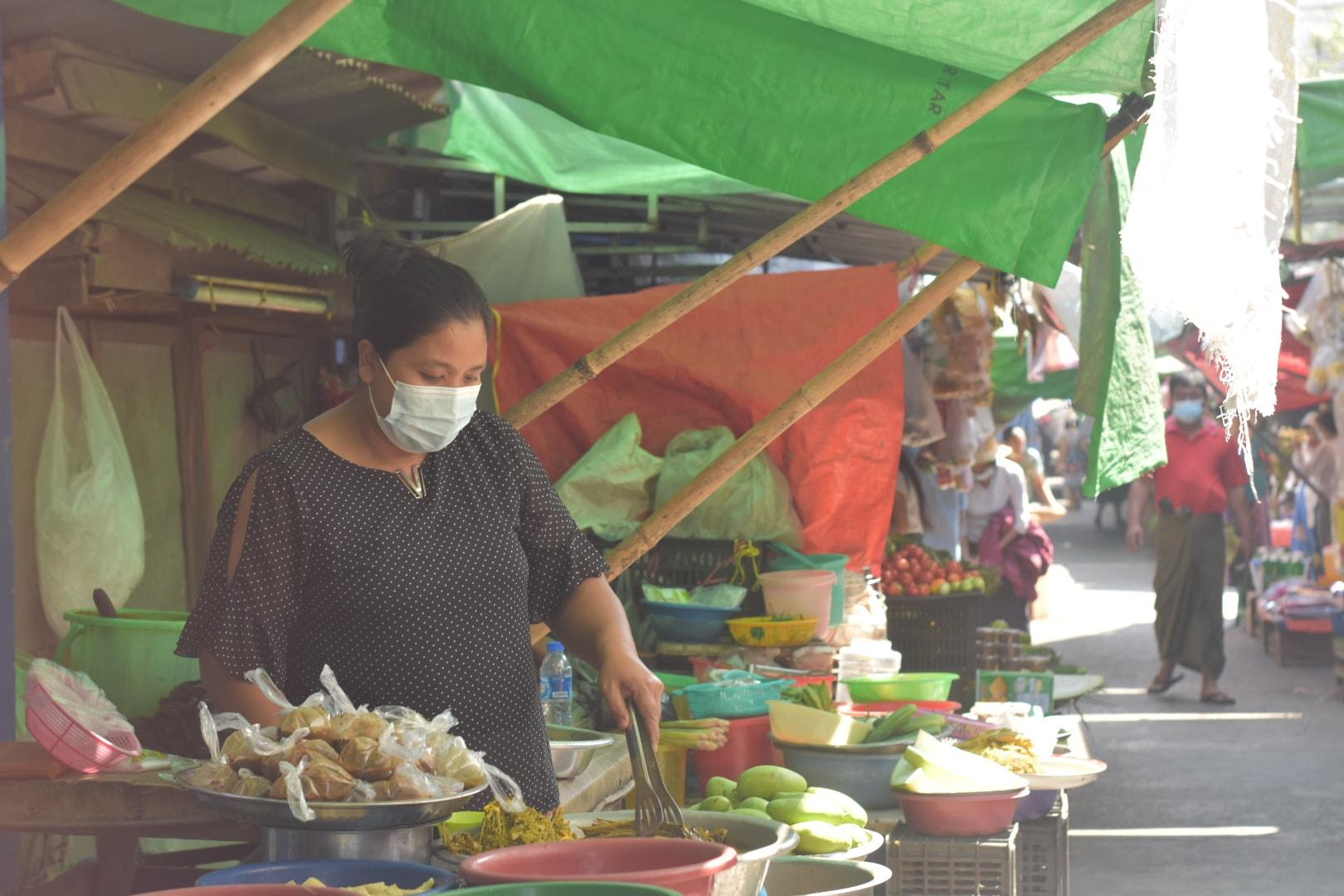 ရန်ကုန်မြို့ရှိ ဈေးတစ်ဈေးတွင် ဈေးသည်ဈေးဝယ်တို့ကို တွေ့ရစဉ် 
