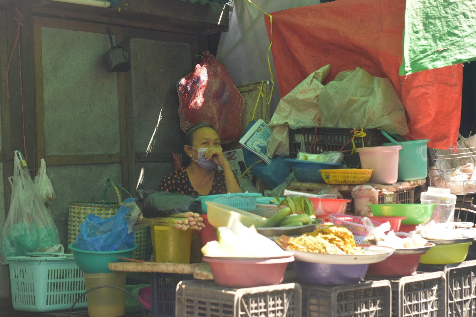 ရန်ကုန်မြို့ရှိ ဈေးတစ်ဈေးတွင် ရောင်းချနေသူတစ်ဦးကို တွေ့ရစဉ် (ဓာတ်ပုံ - သိင်္ဂီဝင်းထွန်း)