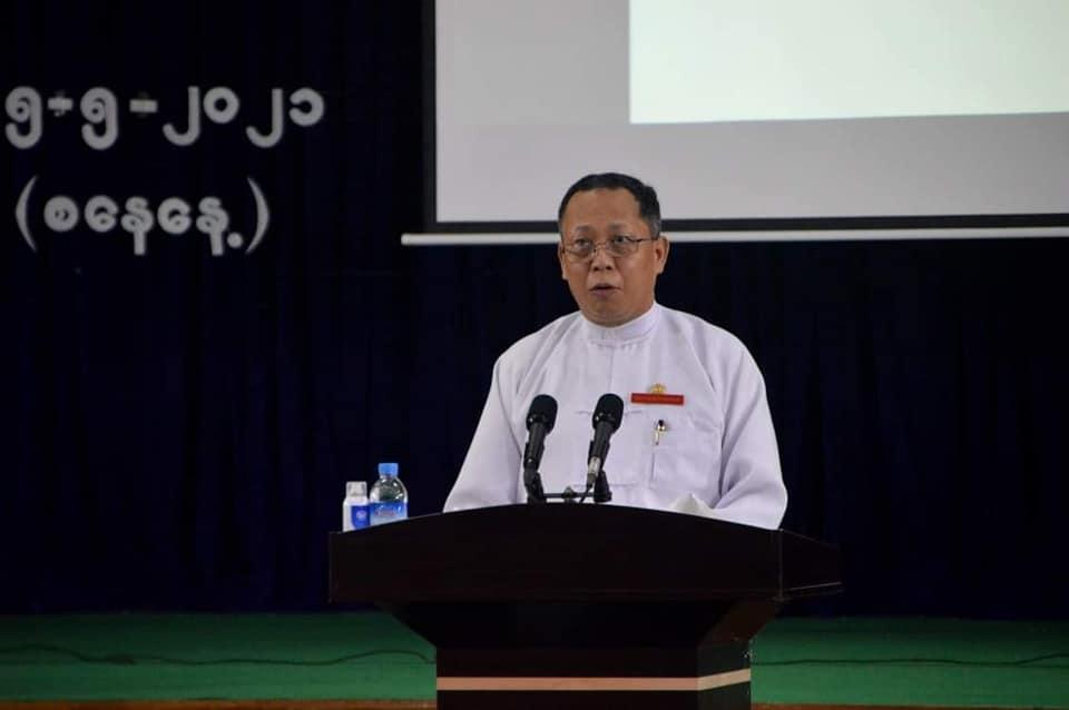 မေ ၁၅ ရက်တွင် ပြုလုပ်သည့် နိုင်ငံတော်စီမံအုပ်ချုပ်ရေးကောင်စီ၏ သတင်းစာရှင်းလင်းပွဲတွင် ပြည်ထောင်စု ရွေးကောက်ပွဲကော်မရှင်အဖွဲ့ဝင် ဦးခင်မောင်ဦးအား တွေ့ရစဉ်