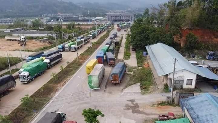 မြန်မာ-တရုတ် နှစ်နိုင်ငံနယ်စပ်ကုန်သွယ်ရေး၏ တရားဝင် ဝင်ထွက်ပေါက်တစ်ခုဖြစ်သည့် ကျင့်စန်းကျော့ဂိတ်ပေါက်တွင်  ယာဉ်ကြောကျပ်တည်းမှု ဖြစ်ပေါ်စဉ် (Photo:CJ)