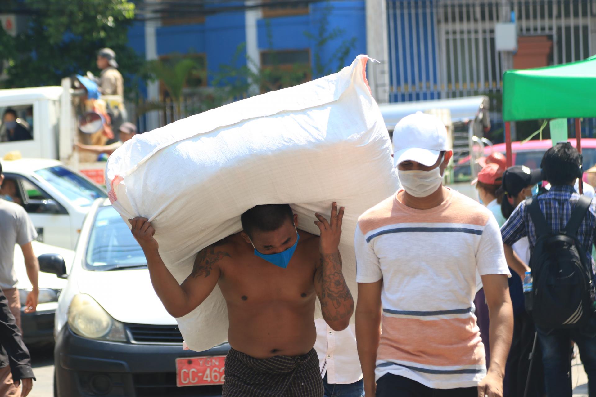 ရန်ကုန်မြို့လယ်တစ်နေရာတွင် သွားလာနေသူအချို့ကို တွေ့ရစဉ်