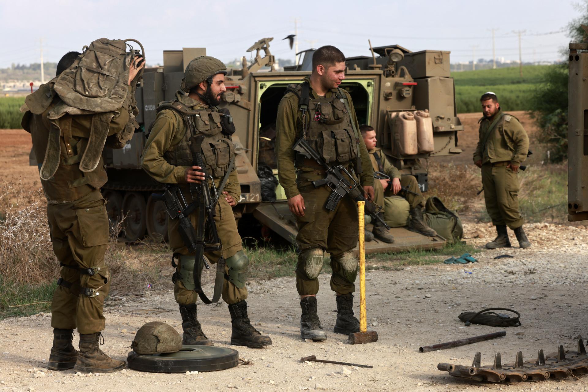 အောက်တိုဘာ ၈ ရက်က ဂါဇာနယ်စပ်အနီးတွင် အစ္စရေးစစ်သားများကို တွေ့ရစဉ် (PHOTO-AFP)