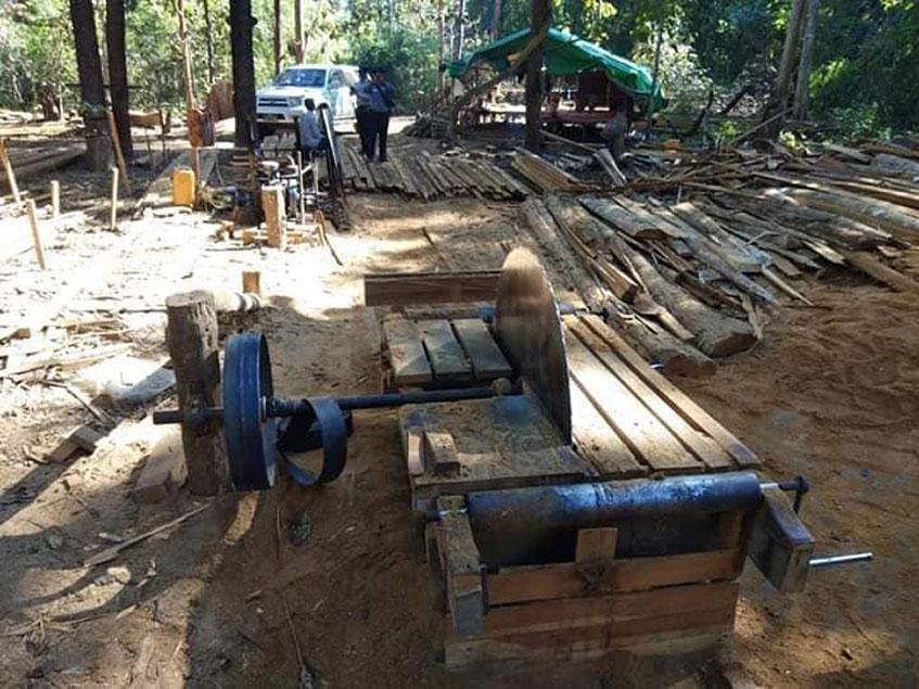 ဗန်းမောက်မြို့နယ်အတွင်း သစ်ခိုးထုတ်ရာတွင် အသုံးပြုသော ပစ္စည်းကိရိယာများကို တွေ့ရစဉ်