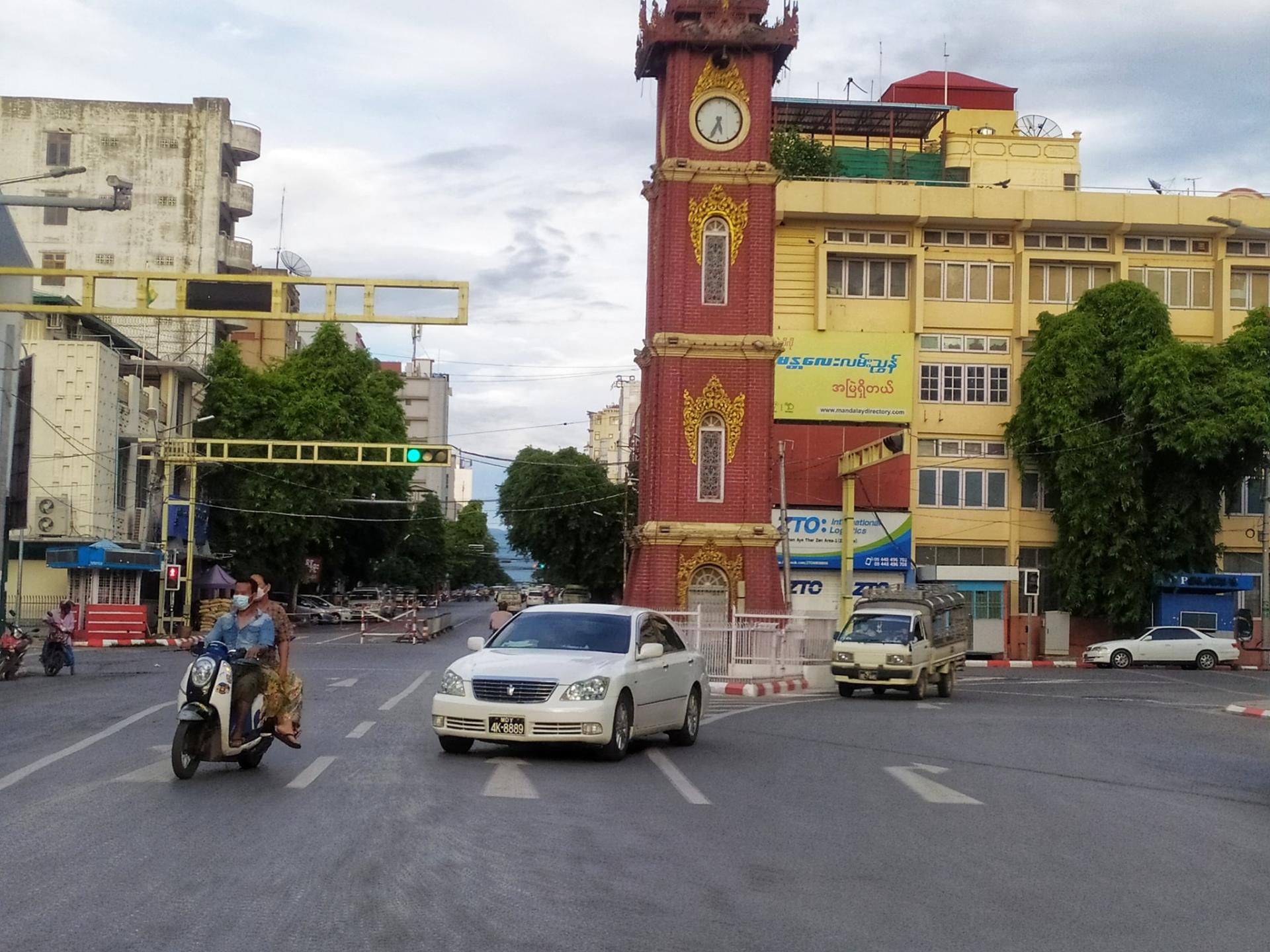 မန္တလေးမြို့၌ နေအိမ်ပြင်ပထွက်ခွာခွင့်ရရှိချိန် သွားလာနေကြသူများအား တွေ့ရစဉ်