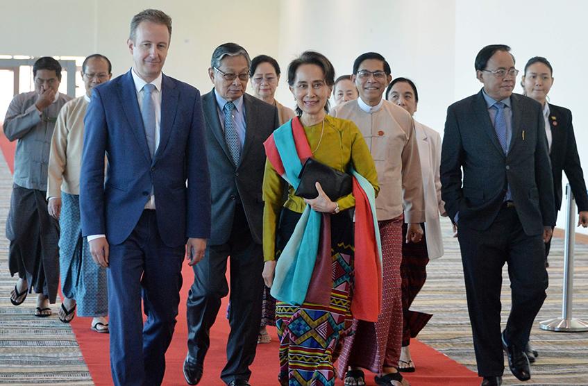 ဒီဇင်ဘာ ၈ ရက်က သည်ဟိတ်မြို့ ICJ ၌ တရားစွဲဆိုထားမှုကို သွားရောက်ချေပမည့် နိုင်ငံတော်၏ အတိုင်ပင်ခံပုဂ္ဂိုလ် ဒေါ်အောင်ဆန်းစုကြည် နေပြည်တော် နိုင်ငံတကာလေဆိပ်မှ ထွက်ခွာစဉ် (Photo : AFP)