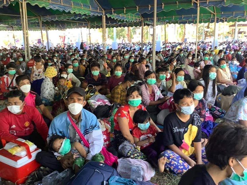 မဲဆောက်မြို့နယ် မယ့်တောင်ကလန်း အစိုးရစာသင်ကျောင်းတွင် ရောက်ရှိနေသော စစ်လေးရှောင် မြန်မာနိုင်ငံများအား ဒီဇင်ဘာ ၁၇ ရက်က တွေ့ရစဉ် (Photo:Kogi Mhan)