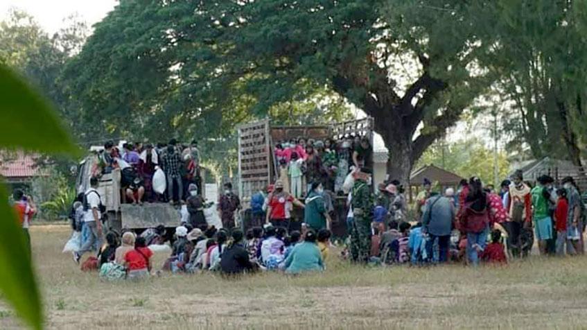 လေးကေ့ကော်ဒေသတွင် တိုက်ပွဲဖြစ်ပွားမှုကြောင့် တိမ်းရှောင်လာသည့် စစ်ဘေးရှောင်များကို တွေ့ရစဉ်