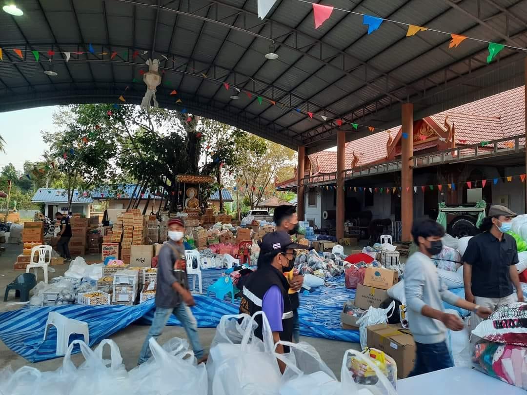 စစ်ဘေးရှောင်များကို ထောက်ပံ့သည့် ပစ္စည်းများကို တွေ့ရစဉ် (ဓာတ်ပုံ- ကိုကြီးမန်း)