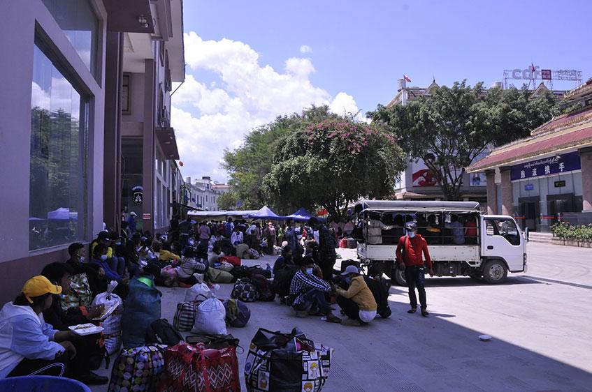 တရုတ်နိုင်ငံတွင် အလုပ်လုပ်ကိုင်ခဲ့သော မြန်မာရွှေ့ပြောင်းလုပ်သားများ မူဆယ်မြို့ နန်းတော်ဂိတ်သို့ ပြန်လည်ရောက်ရှိလာစဉ် 