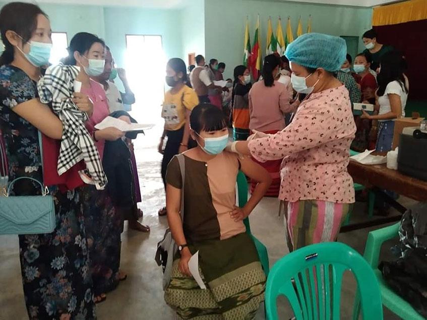 သထုံမြို့တွင် ကာကွယ်ဆေး‌ထိုးနှံပေးနေသည်ကိုတွေ့ရစဉ် (ဓာတ်ပုံ- ကိုဝင်းဇော်ဦး)