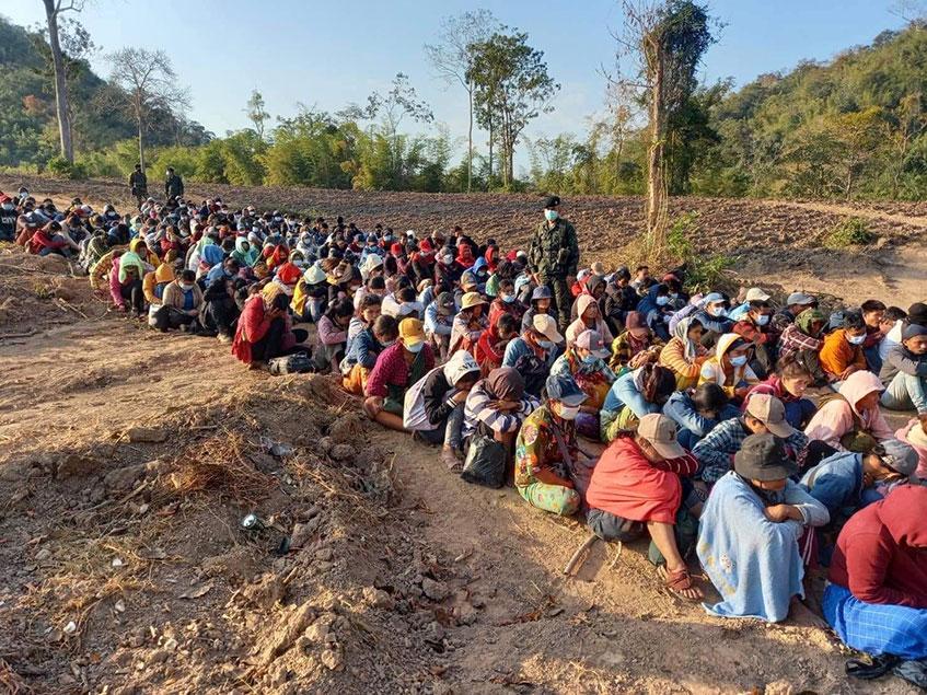 ထိုင်းနိုင်ငံအတွင်းသို့ တရားမဝင် ဝင်ရောက်သူမြန်မာရွှေ့ပြောင်းလုပ်သားအချို့အား ဖမ်းဆီးထားသည်ကို တွေ့ရစဉ်