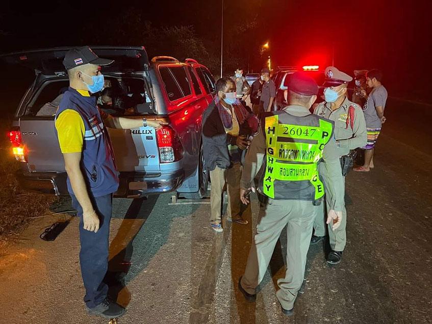 ထိုင်းနိုင်ငံအတွင်းသို့ တရားမဝင် ဝင်ရောက်သူမြန်မာရွှေ့ပြောင်းလုပ်သားအချို့အား ဖမ်းဆီးထားသည်ကို တွေ့ရစဉ်