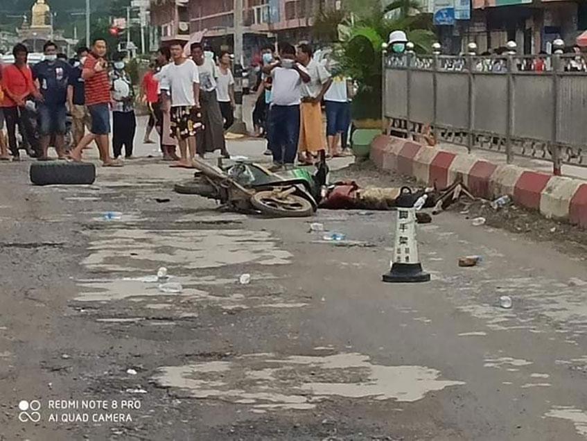 ဗုံးပေါက်ကွဲခဲ့သည့် ဆိုင်ကယ်နှင့် သေဆုံးနေသူ နှစ်ဦးအား တွေ့ရစဉ် (Photo: Khure Khure)