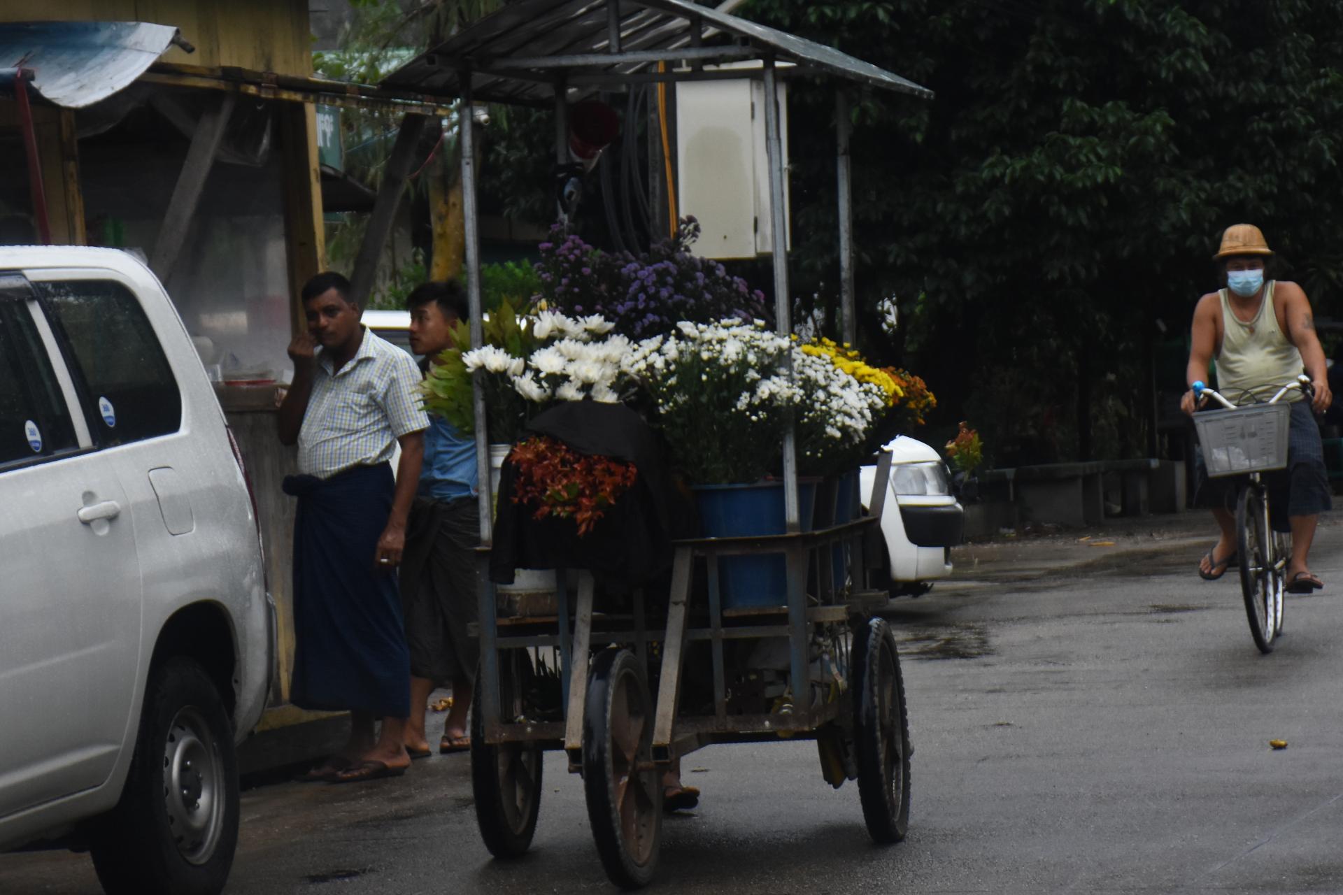 ရပ်ကွက်များအတွင်း တွန်းလှည်းဖြင့် လိုက်လံဈေးရောင်းနေသည့်မြင်ကွင်း (ဓာတ်ပုံ-သီဟအောင်)   