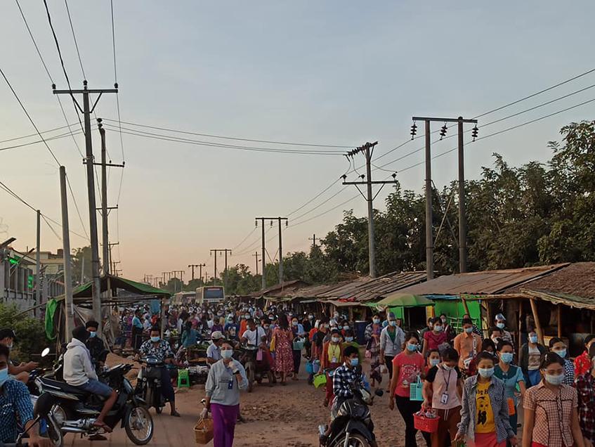 ပဲခူးစက်မှုဇုန်တွင် လုပ်ငန်းခွင်ဝင်မည့် အလုပ်သမားများကို တွေ့ရစဉ် (ဓာတ်ပုံ-မောင်အေး)