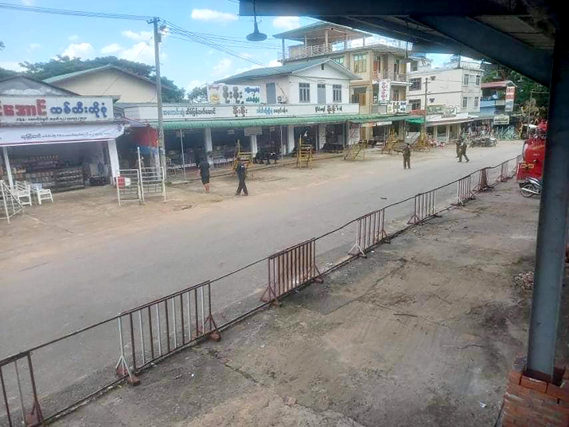 ကျိုက်ထိုမြို့နယ် ကင်မွန်းစခန်းရှိ ကျိုက်ထီးရိုးတောင်တက် မော်တော်ယာဉ်ဝင်းအနီး ပစ်ခတ်မှုများဖြစ်ပွားပြီးနောက် တွေ့ရစဉ် (Photo – CJ)