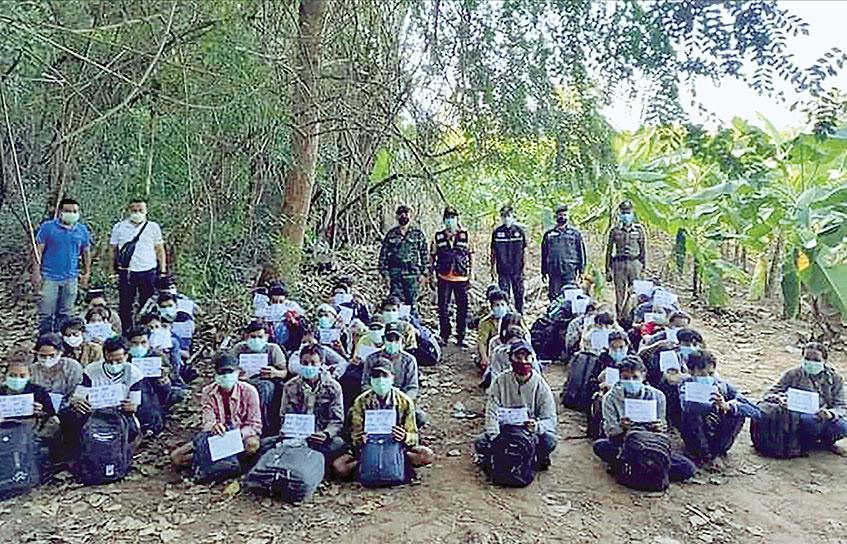 ထိုင်းနိုင်ငံတွင် ဖမ်းဆီးခံရသော တရားမဝင်သွားရောက်သည့် မြန်မာနိုင်ငံသားများအား တွေ့ရစဉ်
