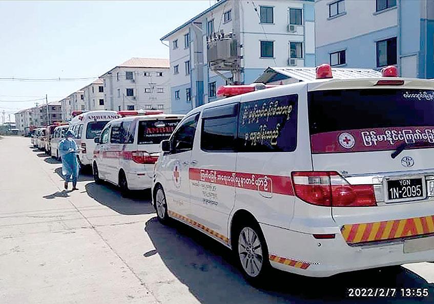 ကိုဗစ်ရောဂါပိုးတွေ့ရှိသူများကို ရိုးမရိပ်သာ Quarantine စင်တာသို့ ပို့ဆောင်ပေးနေစဉ် (ဓာတ်ပုံ- စမ်းချောင်း ကြက်ခြေနီ)