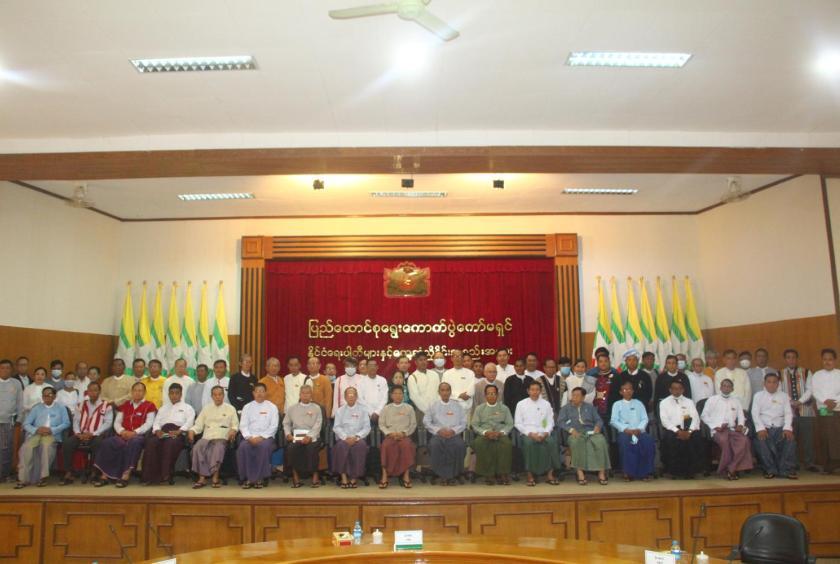 နေပြည်တော်တွင် ၂၀၂၂ ခုနှစ် ဖေဖော်ဝါရီ ၂၆ ရက်က ပြည်ထောင်စုရွေးကောက်ပွဲကော်မရှင်နှင့် နိုင်ငံရေးပါတီများ တွေ့ဆုံညှိနှိုင်းအစည်းအဝေးအပြီး တွေ့ရစဉ်