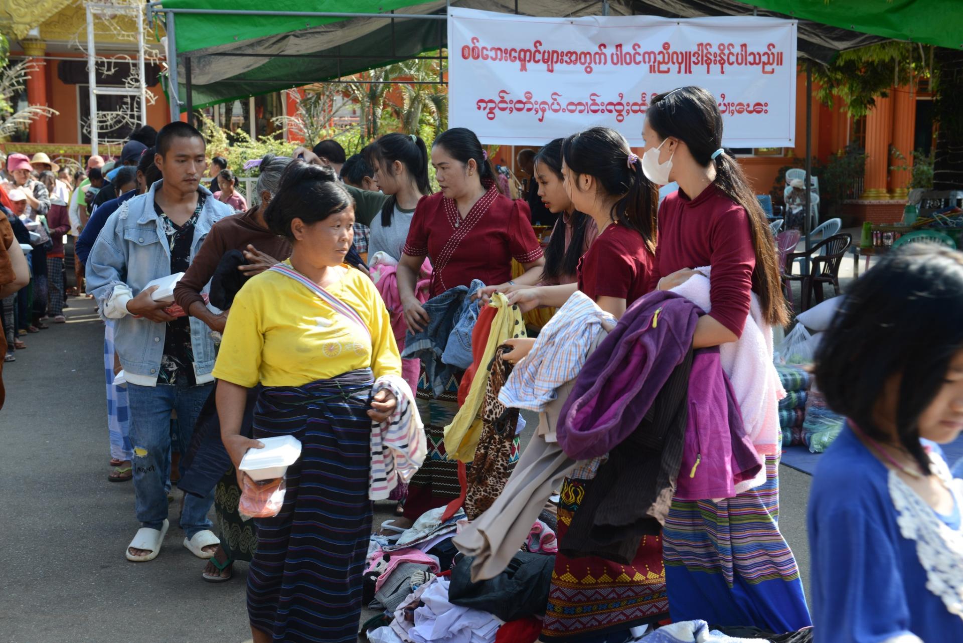 လားရှိုးမြို့ သီရိမင်္ဂလာမန်ဆူရှမ်းကျောင်းတိုက်တွင် ရောက်ရှိနေသည့် ယာယီတိုက်ပွဲရှောင်များကို နိုဝင်ဘာ ၉ ရက်က တွေ့ရစဉ်