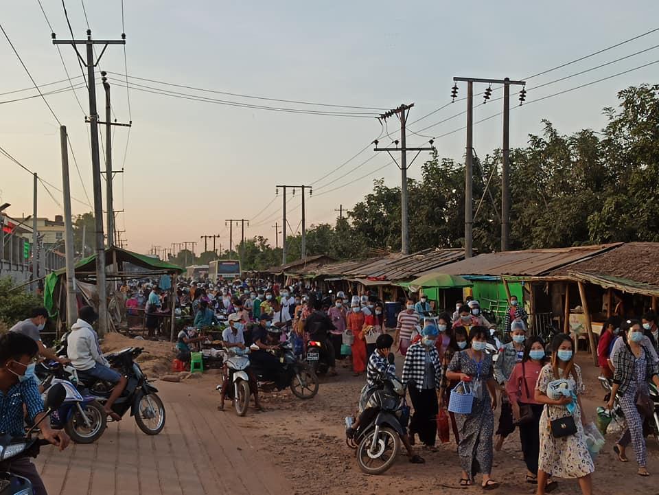 ပဲခူးမြို့ စက်မှုဇုန်တွင် လုပ်ငန်းခွင်ဝင်မည့် အလုပ်သမားကို တွေ့ရစဉ်