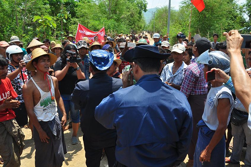 တာဝန်ရှိသူတို့နှင့် ဒေသခံများ ညှိနှိုင်းနေသည်ကို တွေ့ရစဉ် 