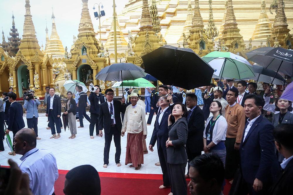 ရွှေတိဂုံစေတီတော်သို့ တောင်ကိုရီးယားသမ္မတနှင့်ဇနီး လာရောက်ဖူးမြော်သည်ကို စက်တင်ဘာ ၄ ရက်က တွေ့ရစဉ် (ဓာတ်ပုံ-ကြည်နိုင်)