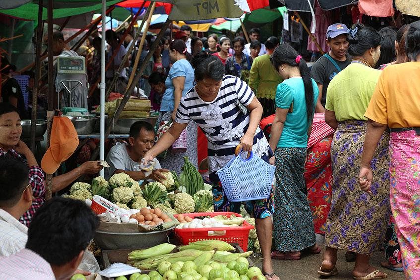 ရန်ကုန်မြို့ရှိ စျေးတစ်စျေးတွင် စျေးသည်စျေးဝယ်တို့ဖြင့် စည်ကားနေကို သြဂုတ် ၃ ရက်က တွေ့ရစဉ် (ဓာတ်ပုံ-အောင်မျိုးသန့်)