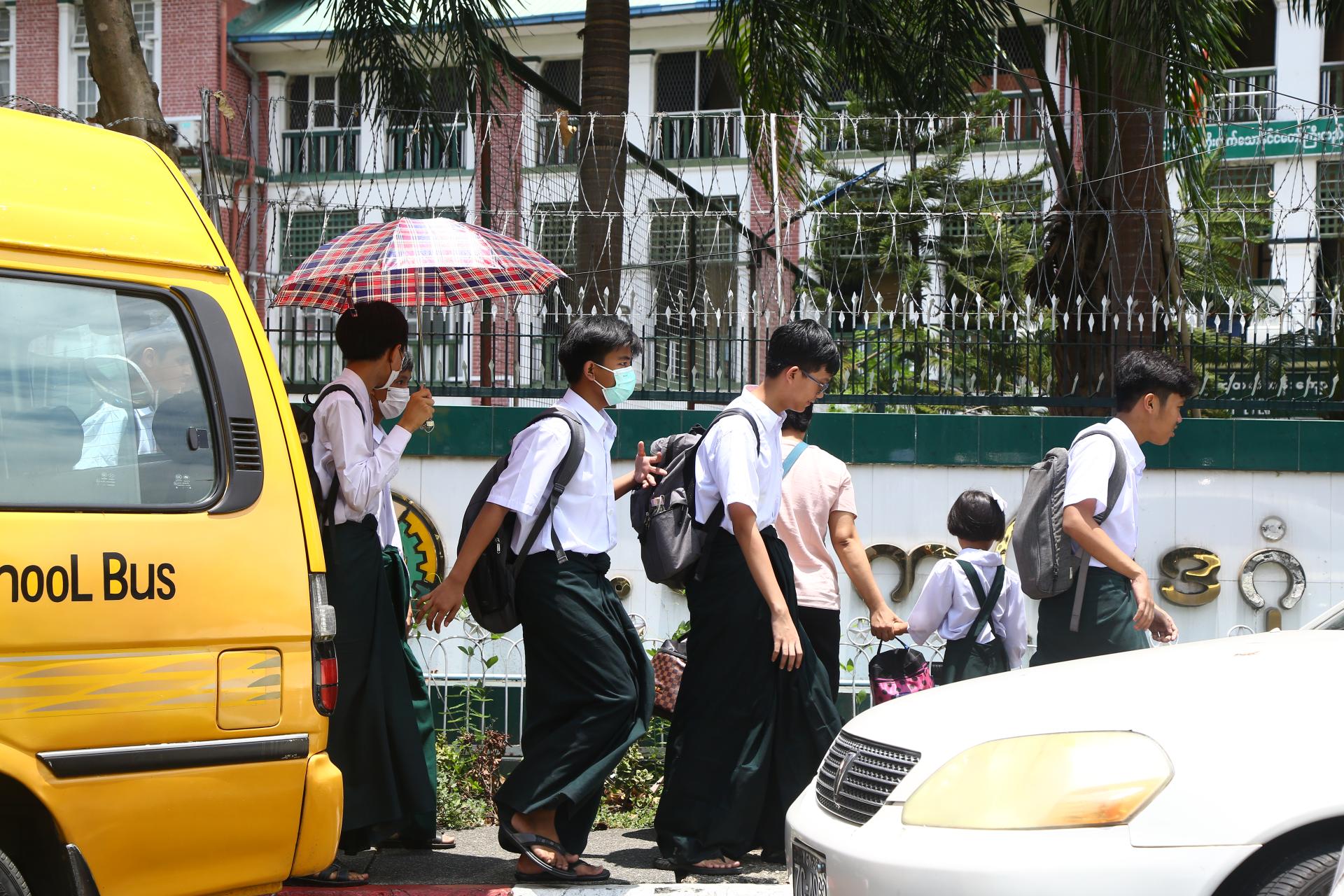 ရန်ကုန်တိုင်းဒေသကြီးအတွင်းရှိ အခြေခံပညာကျောင်းတစ်ကျောင်းတွင် ဇွန် ၁ ရက်က စတင်တက်ရောက်သည့် ကျောင်းသား၊ ကျောင်းသူများနှင့် ၎င်းတို့အုပ်ထိန်းသူများကို တွေ့ရစဉ်