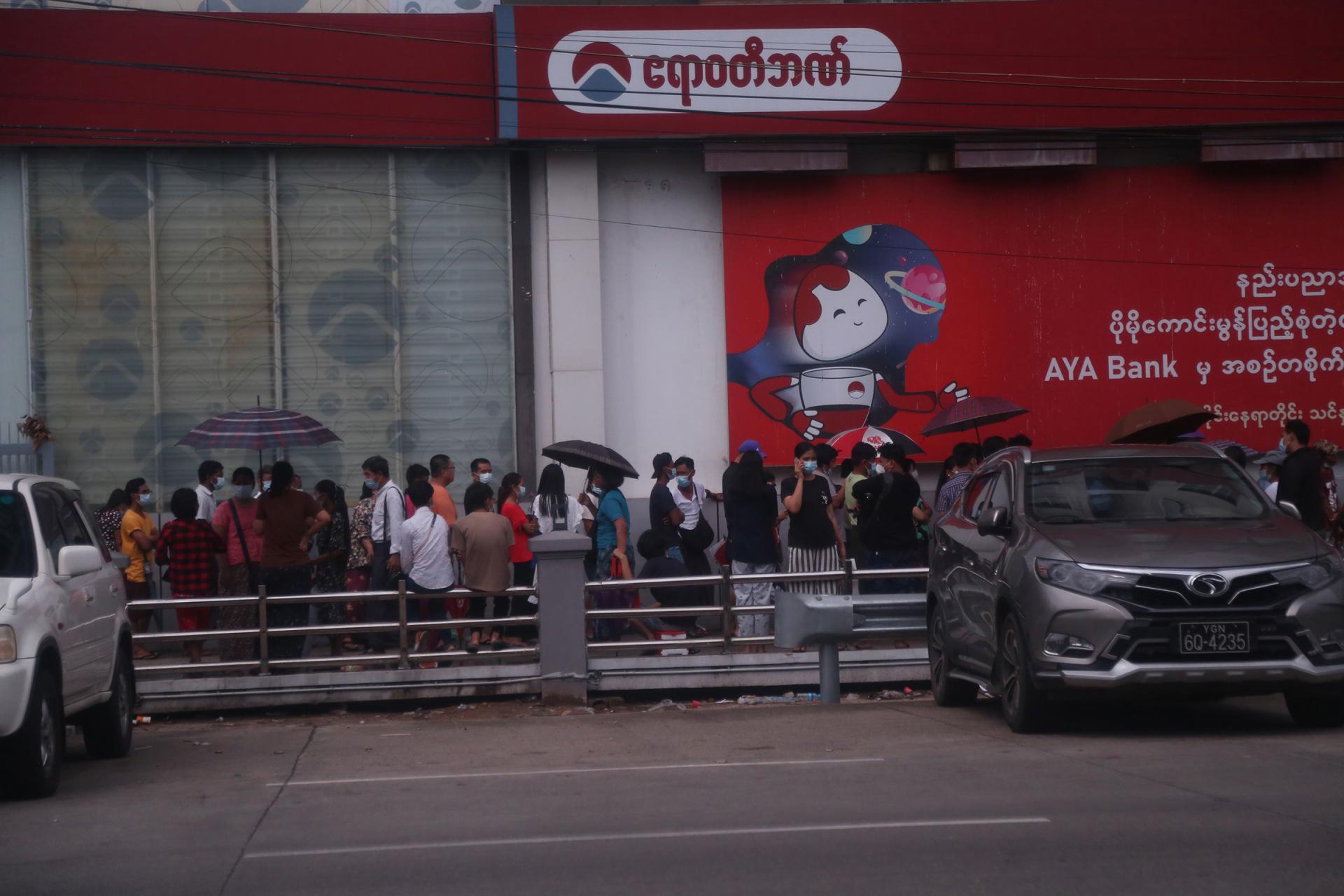 ရန်ကုန်မြို့ မြန်မာပလာဇာရှိ ATM စက်ရှေ့တွင် ငွေထုတ်ရန်စောင့်ဆိုင်းနေသူများကို ဧပြီ ၃၀ ရက်က တွေ့ရစဉ် (ဓာတ်ပုံ-သီဟအောင်)