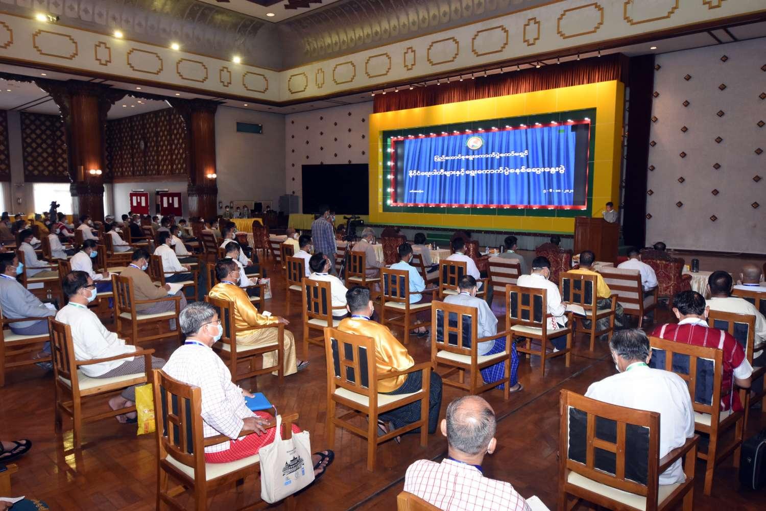 ရန်ကုန်တိုင်းဒေသကြီးအစိုးရအဖွဲ့ရုံးတွင် နိုဝင်ဘာ ၅ ရက်က ပြည်ထောင်စုရွေးကောက်ပွဲကော်မရှင်နှင့် နိုင်ငံရေးပါတီများမှ ကိုယ်စားလှယ်များ ရွေးကောက်ပွဲစနစ်ဆွေးနွေးပွဲ ကျင်းပစဉ်