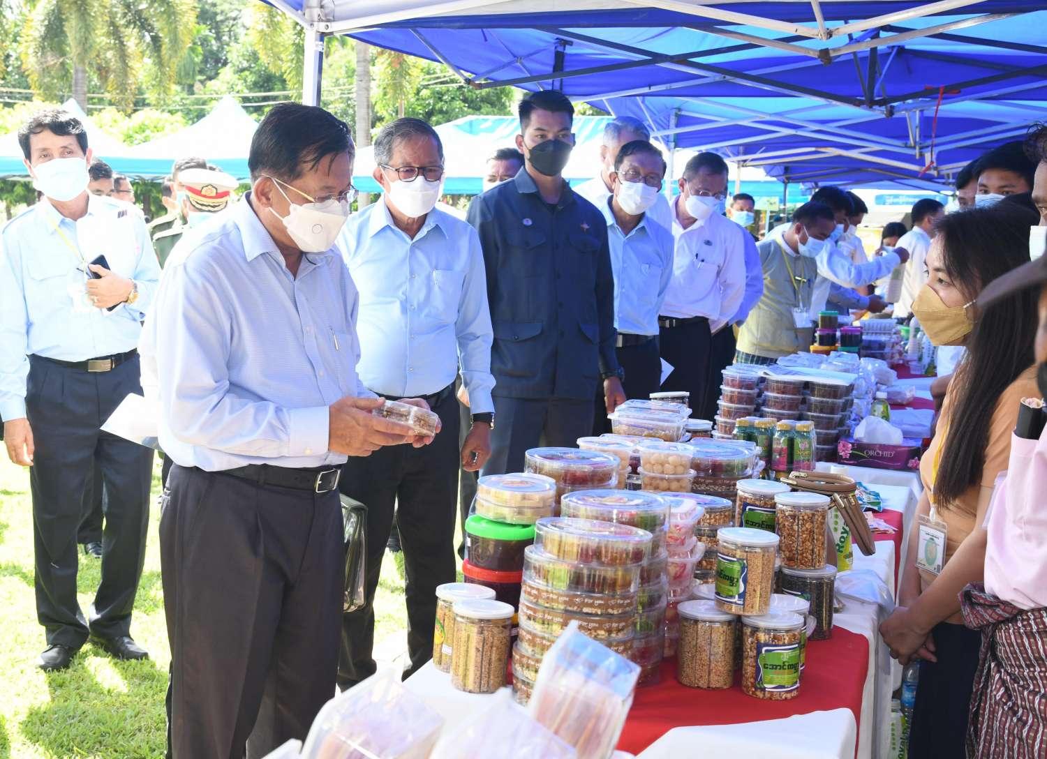 အောက်တိုဘာ ၄ ရက်က ပဲခူးတိုင်း MSME လုပ်ငန်းရှင်များနှင့်တွေ့ဆုံပြီး ခင်းကျင်းပြသထားသော စားသောက်ကုန်နှင့် လူသုံးကုန်ပစ္စည်းများကို နစကဥက္ကဋ္ဌ လိုက်လံကြည့်ရှုစဉ်