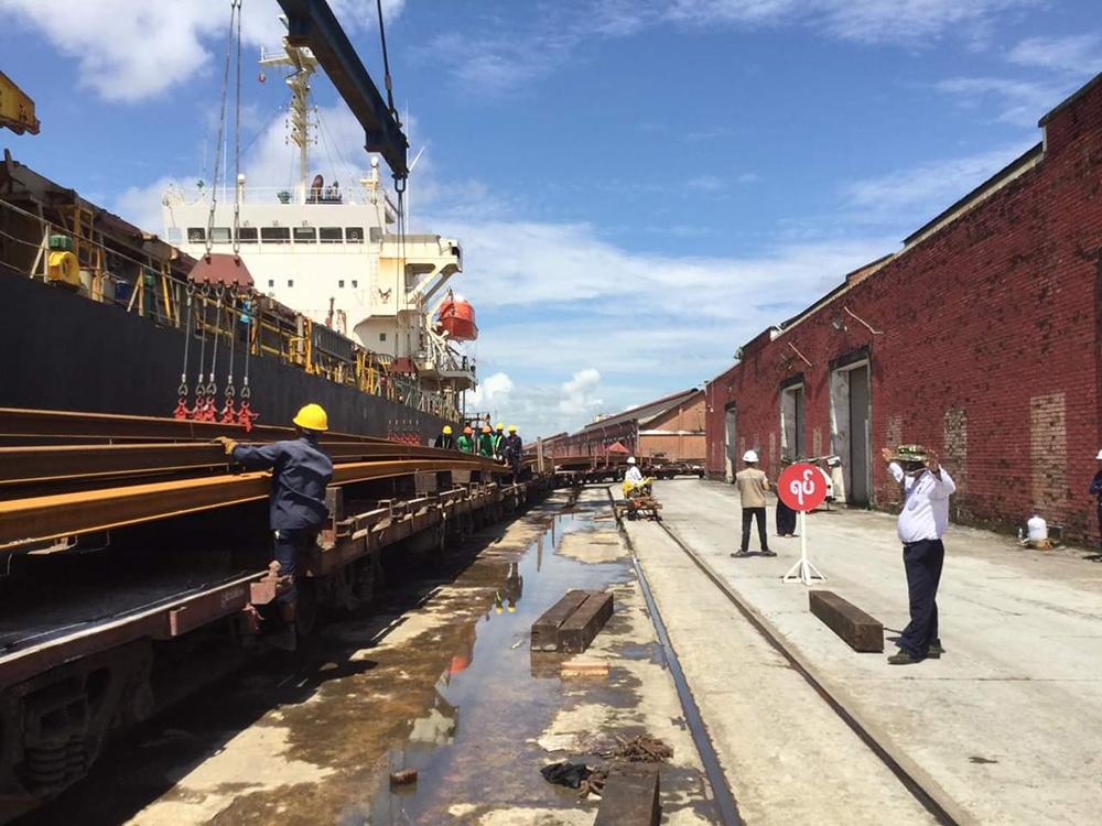 ရန်ကုန်-မန္တလေးရထားလမ်းစီမံကိန်းအတွက် ဂျပန်နိုင်ငံမှရောက်ရှိလာသည့် သံလမ်းများကို သင်္ဘောပေါ်မှ ချယူနေစဉ်