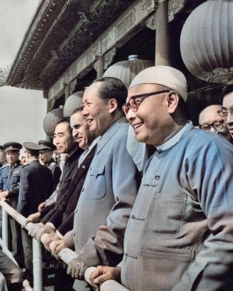 ၁၉၆၀ ပြည့်နှစ်တွင် ပေကျင်း၌ ဝန်ကြီးချုပ် ဦးနုနှင့် တရုတ်ကွန်မြူနစ်ပါတီ ဥက္ကဋ္ဌကြီး မော်စီတုန်းတို့ကို တွေ့ရစဉ်