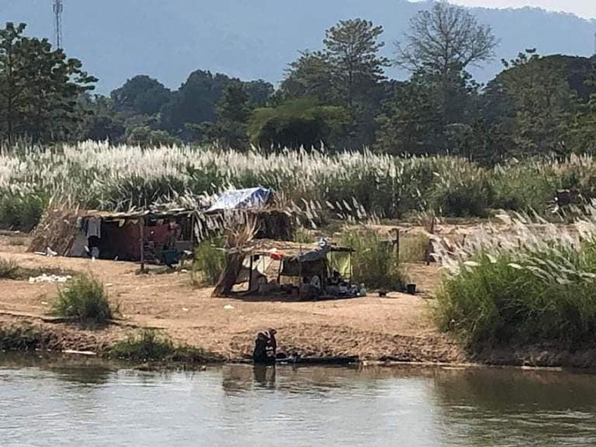 သောင်ရင်းကမ်းစပ်အနီး ကျူဝါးရုံကြားတွင် တဲထိုးနေကြသည့် စစ်ဘေးရှောင်များ၏ တဲများကို တွေ့ရစဉ်