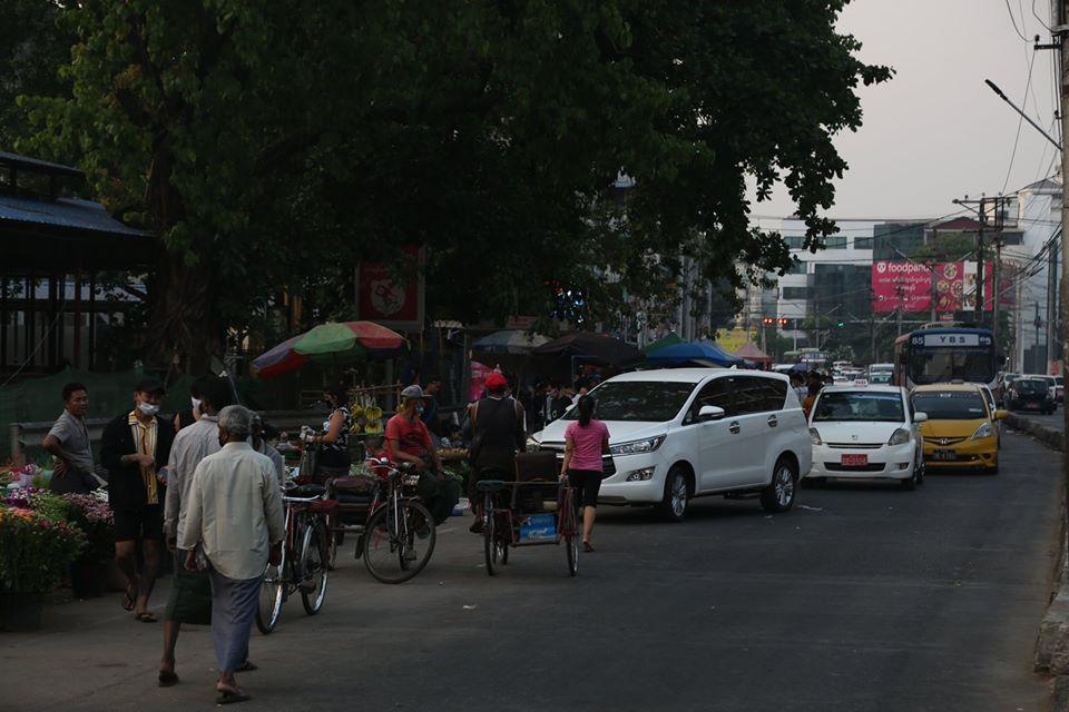 ရန်ကုန်မြို့ မြို့နယ်တစ်ခုအတွင်း သွားလာနေသူများကို တွေ့ရစဉ်