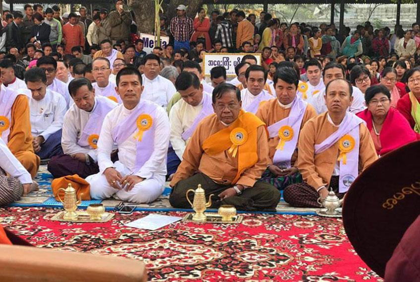 ■ NLD အစိုးရလက်ထက်ကပြုလုပ်သည့် အလှူပွဲတစ်ခုတွင် မန္တလေးတိုင်းဝန်ကြီးချုပ်ဟောင်း ဒေါက်တာဇော်မြင့်မောင်နှင့်ဦးမောင်ဝိတ်တို့အား တွေ့ရစဉ်
