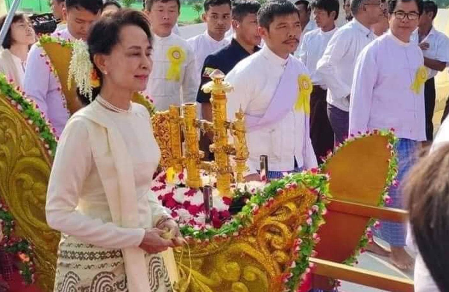 ■ NLD အစိုးရလက်ထက်က ပြုလုပ်ခဲ့သည့် ဘုရားထီးတင်ပွဲတစ်ခုတွင် အတိုင်ပင်ခံပုဂ္ဂိုလ်ဟောင်း ဒေါ်အောင်ဆန်းစုကြည်နှင့်ဦးမောင်ဝိတ်တို့အား တွေ့ရစဉ်