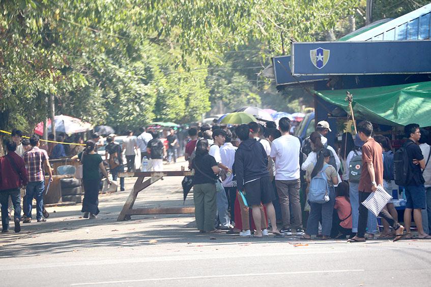 ရန်ကုန်မြို့ရှိ ထိုင်းသံရုံးတွင် ဗီဇာတန်းစီနေသူများကို တွေ့ရစဉ်