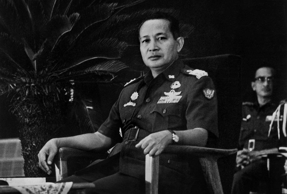 General Suharto ၁၉၆၇ ခုနှစ်က အင်ဒိုနီးရှားသမ္မတအဖြစ် ကျမ်းသစ္စာကျိန်ဆိုခဲ့ပြီးနောက် သမ္မတထိုင်ခုံတွင် ပထမဆုံးအကြိမ် ထိုင်နေသည့် ဗိုလ်ချုပ်ကြီး ဆူဟာတိုကို တွေ့ရစဉ်