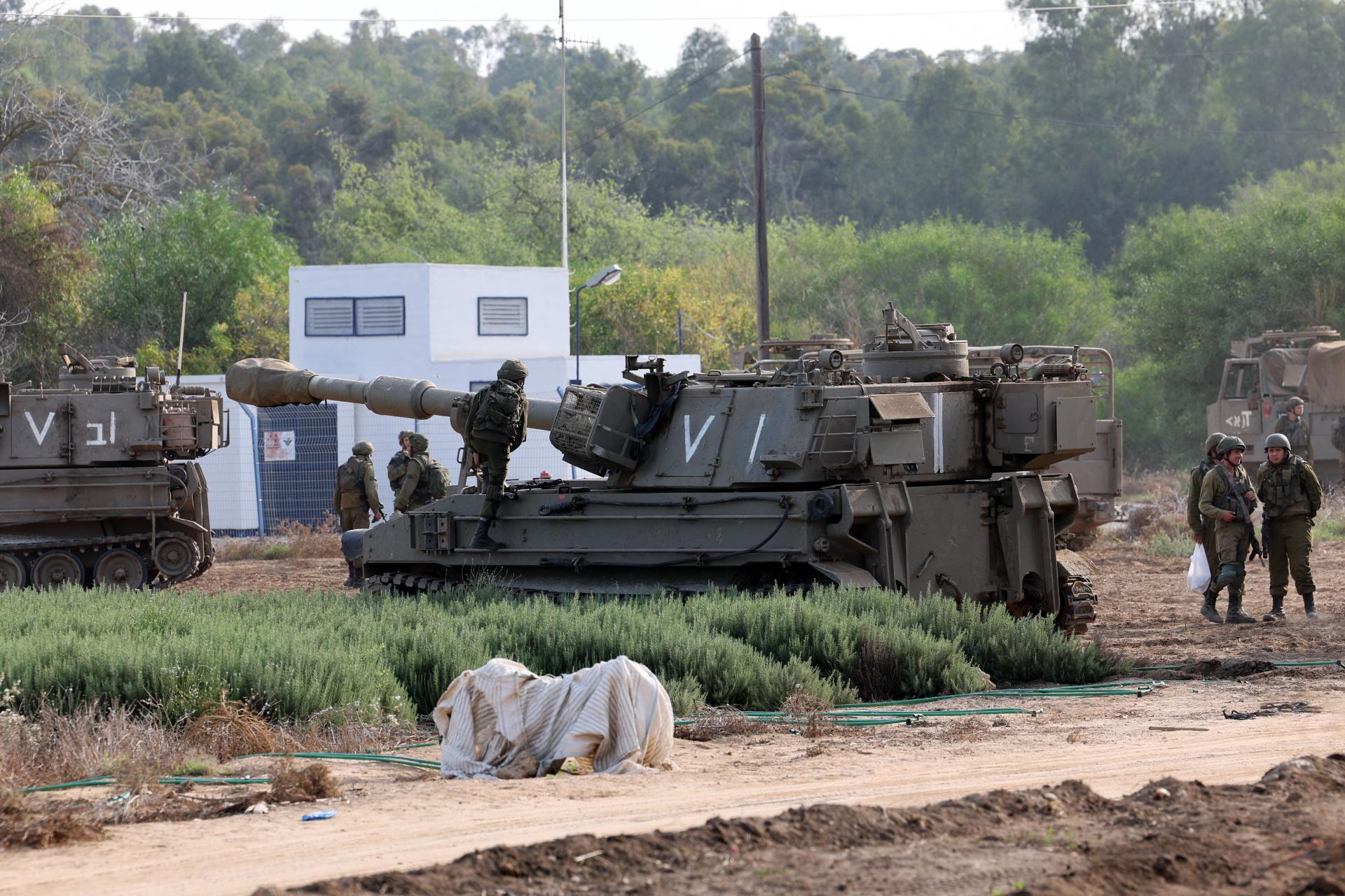 အောက်တိုဘာ ၈ ရက်က ဂါဇာနယ်စပ်အနီးတွင် အစ္စရေးစစ်သားများနှင့် တင့်ကားများကို တွေ့ရစဉ် (PHOTO-AFP)