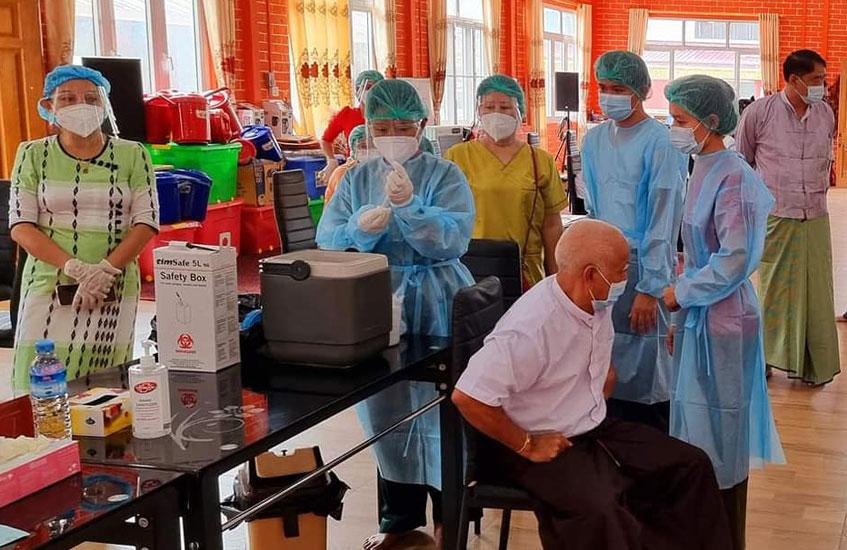 မော်လမြိုင်မြို့တွင် COVID-19 ကာကွယ်ဆေး ထိုးနှံပေးနေစဉ် (ဓာတ်ပုံ-ကိုမြင့်စိုး)