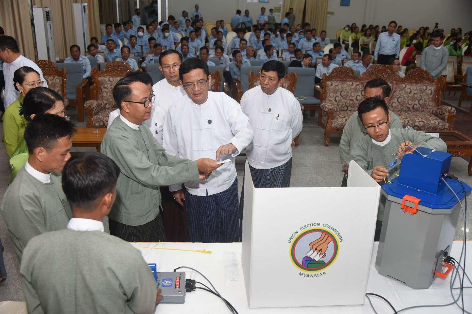 သြဂုတ် ၁၇ ရက်က မြန်မာအီလက်ထရွန်နစ် မဲပေးစက်နှင့်စပ်လျဉ်းပြီး ရှင်းလင်းပြသခြင်းနှင့် လက်တွေ့သရုပ်ပြ စမ်းသပ်မဲပေးခြင်းကို စီးပွားရေးနှင့် ကူးသန်းရောင်းဝယ်ရေးဝန်ကြီးဌာနနှင့် ပို့ဆောင်ရေးနှင့် ဆက်သွယ်ရေးဝန်ကြီးဌာန၌ ကျင်းပစဉ်