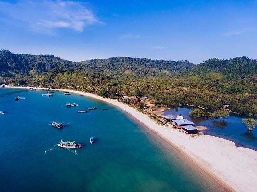 ဒုံးညောင်မှိုင်းကျေးရွာကမ်းခြေကို တွေ့ရစဉ်